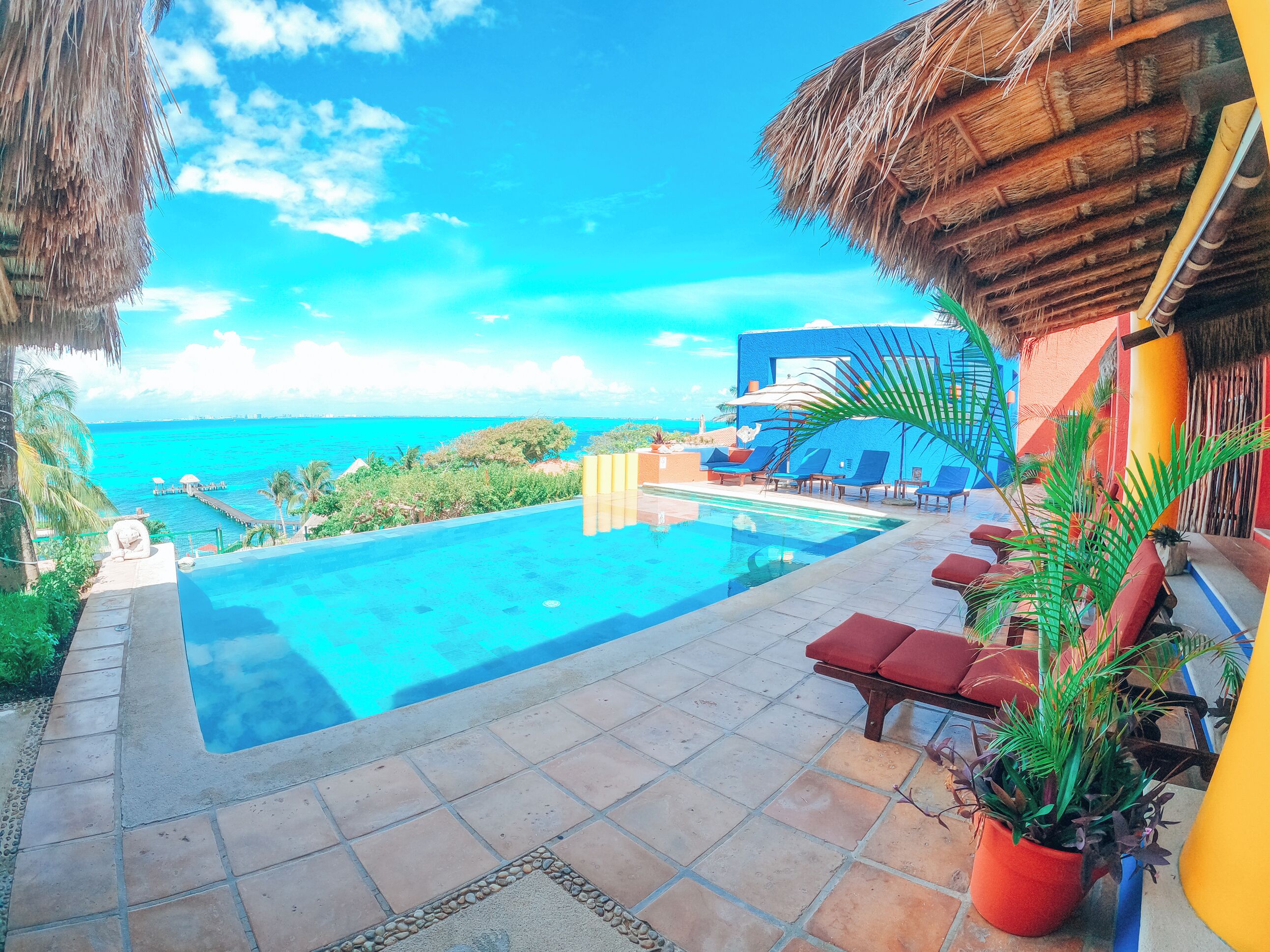 4 piscinas al aire libre, camas de piscina gratis, sombrillas