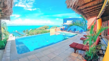 4 piscinas al aire libre, camas de piscina gratis, sombrillas