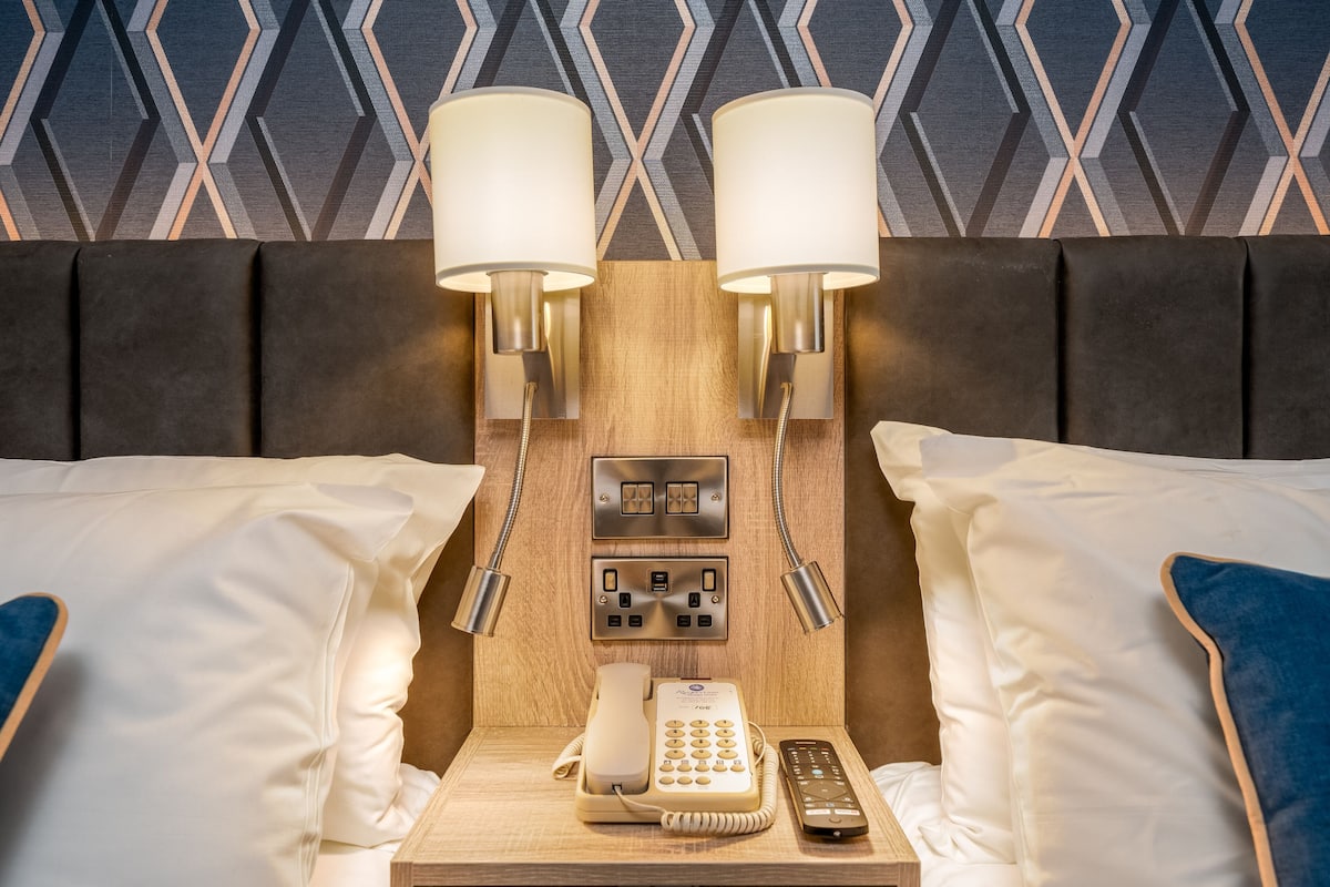 superior double or twin room | hypo-allergenic bedding, desk, iron/ironing board, free wifi