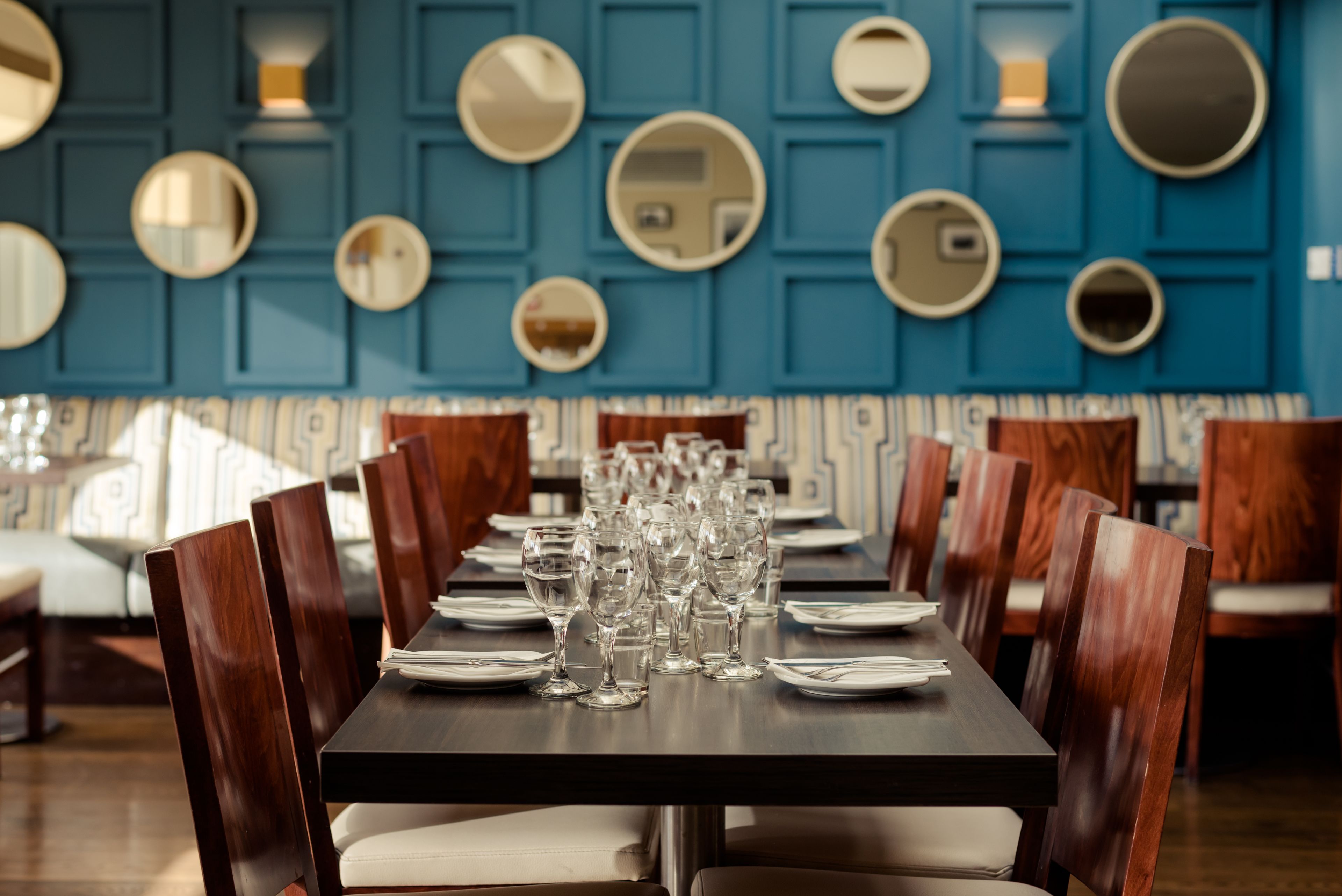 Petit déjeuner et dîner servis sur place