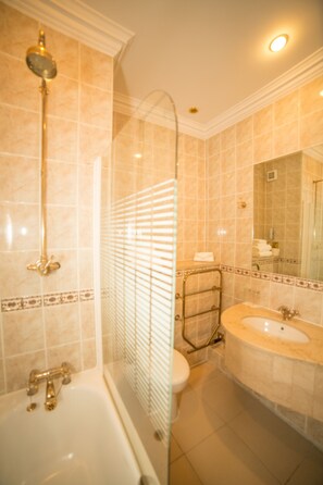 Classic-Zweibettzimmer | Badezimmer | Duschwanne, Designer-Toilettenartikel, Haartrockner, Handtücher