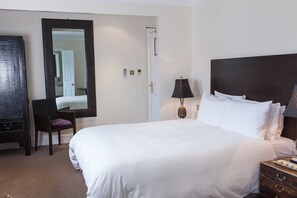 Zimmer ( (located above bar)) | Allergikerbettwaren, Zimmersafe, Schreibtisch, Bügeleisen/Bügelbrett