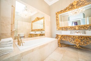 Deluxe-Suite, 1 King-Bett, Stadtblick | Badezimmer | Duschwanne, Designer-Toilettenartikel, Haartrockner, Handtücher