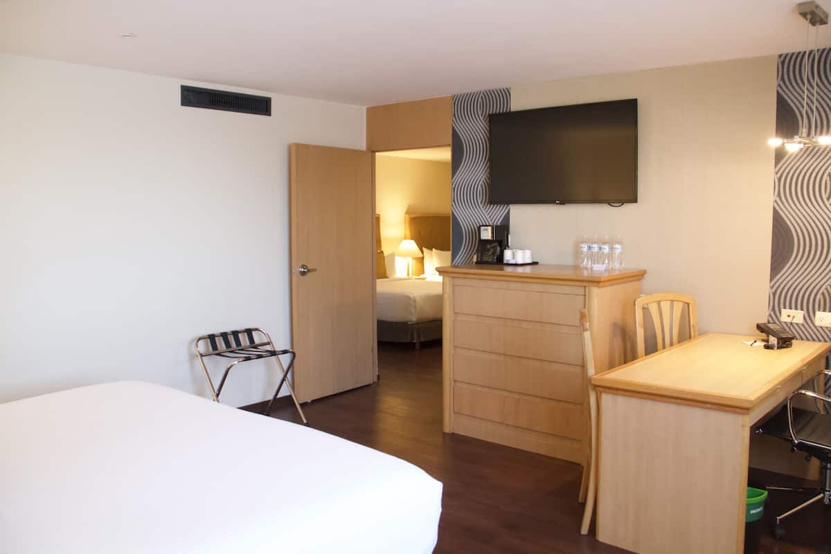 Junior Room | In-room safe, desk, laptop workspace, soundproofing