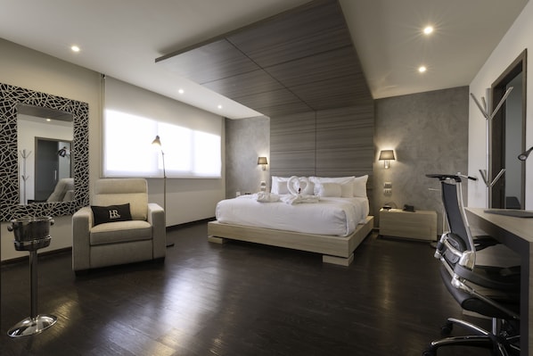 Suite | Caja de seguridad en la habitación y escritorio