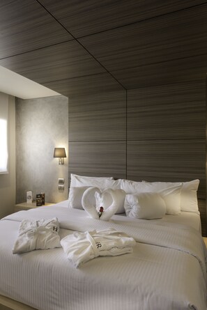 Suite | In-room safe, desk, laptop workspace, soundproofing - Hotel Riazor Aeropuerto (Mexico City)