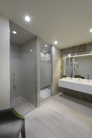 Ducha, artículos de tocador gratuitos, secador de pelo, toallas. Hotel Riazor Aeropuerto
