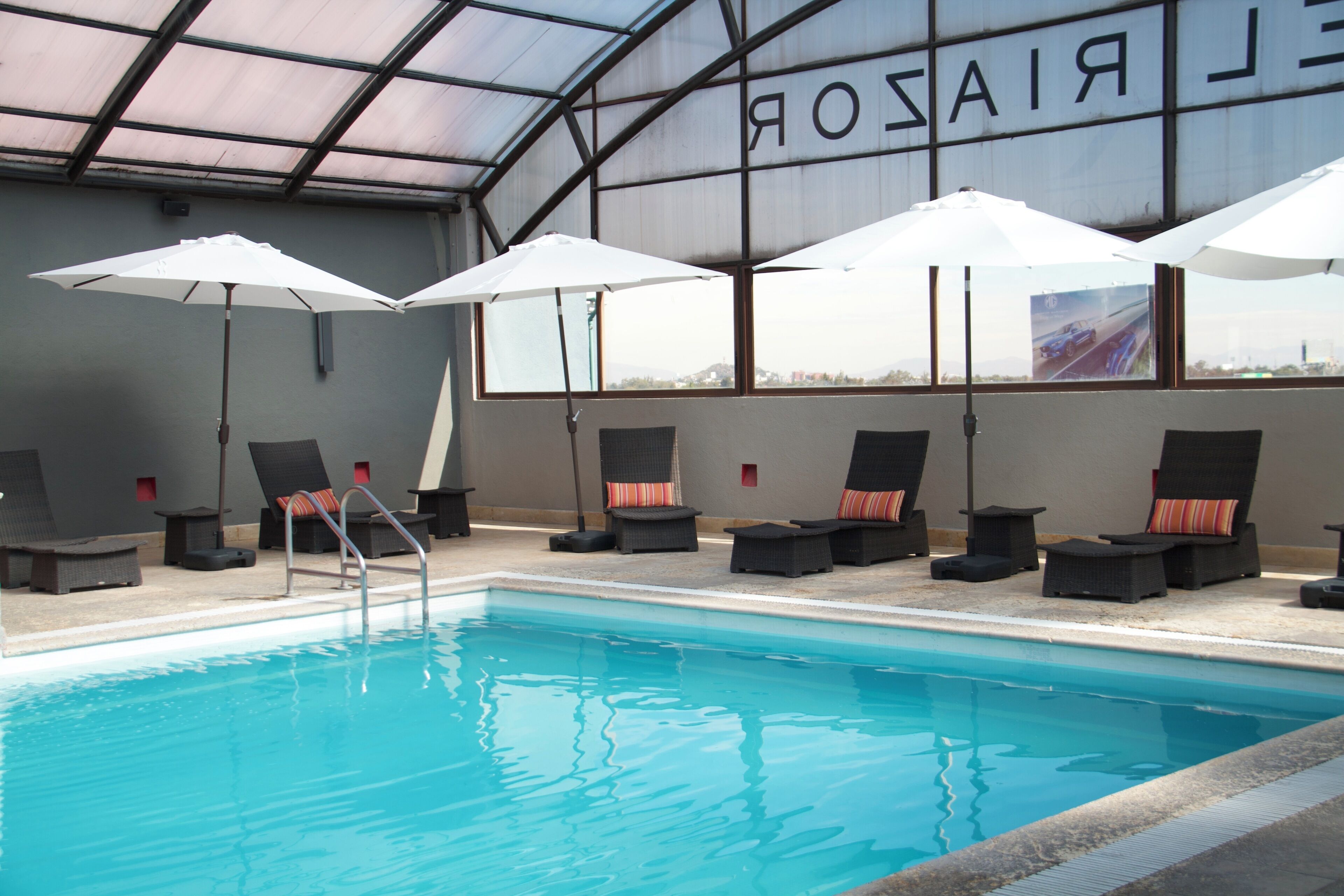Una piscina cubierta