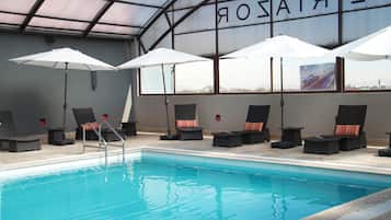 Una piscina cubierta