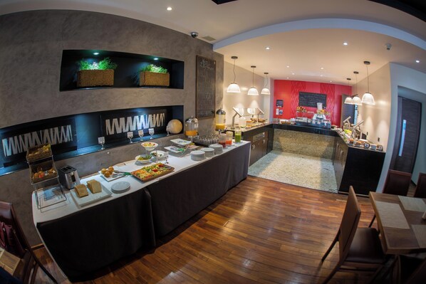 Desayuno buffet todos los días (con cargo) 