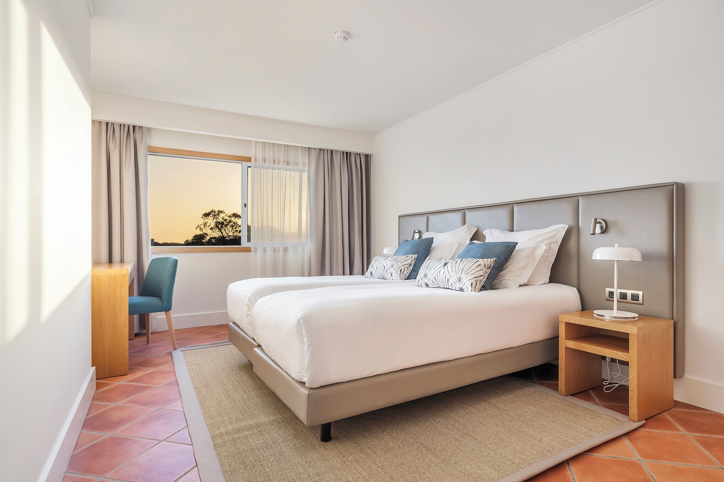 ตู้นิรภัยในห้องพัก, โต๊ะทำงาน, พื้นที่ทำงานแบบใช้แล็ปท็อป, ผ้าม่านกันแสง