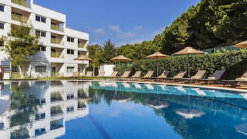 2 outdoor pools, pool umbrellas, sun loungers