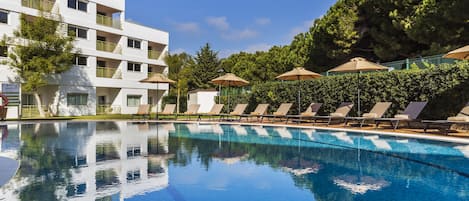 2 piscinas externas, guarda-sóis, espreguiçadeiras