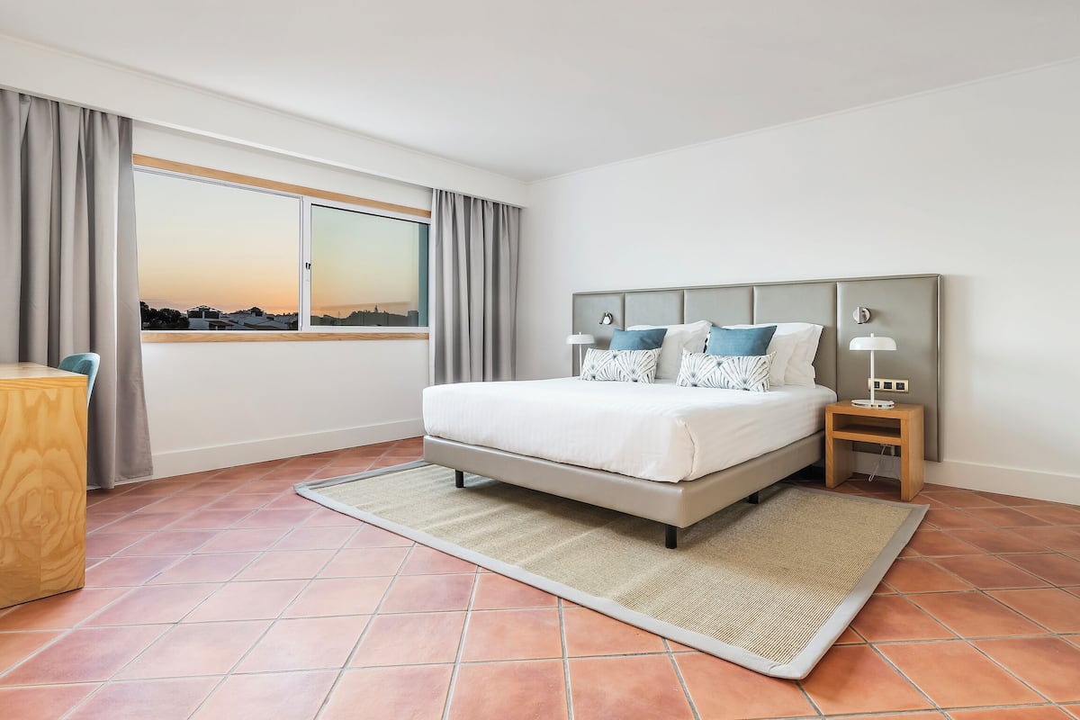 1 bedroom, in-room safe, desk, laptop workspace