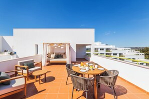 Safe på rommet, skrivebord og skrivebord for bærbar PC