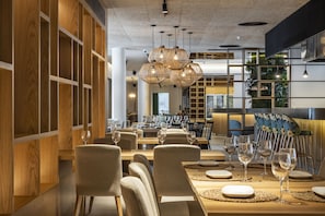 Serveert ontbijt, lunch, diner, Mediterrane gerechten