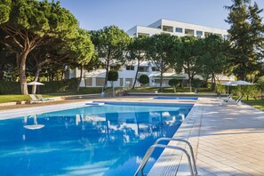 2 buitenzwembaden, parasols bij het zwembad en ligstoelen