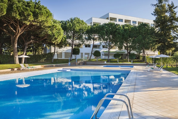 2 piscines extérieures, parasols, chaises longues