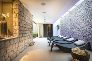 Un sauna, una bañera de hidromasaje, baño turco, baño turco/hammam