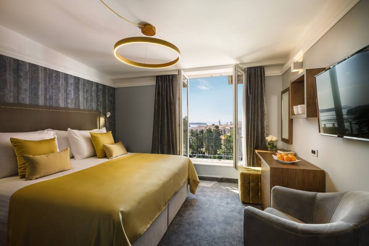 Minibar, in-room safe, desk, WiFi (free)