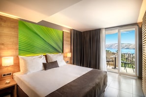 Suite for 2+3 - Plaza Hotel | Desk, bed sheets