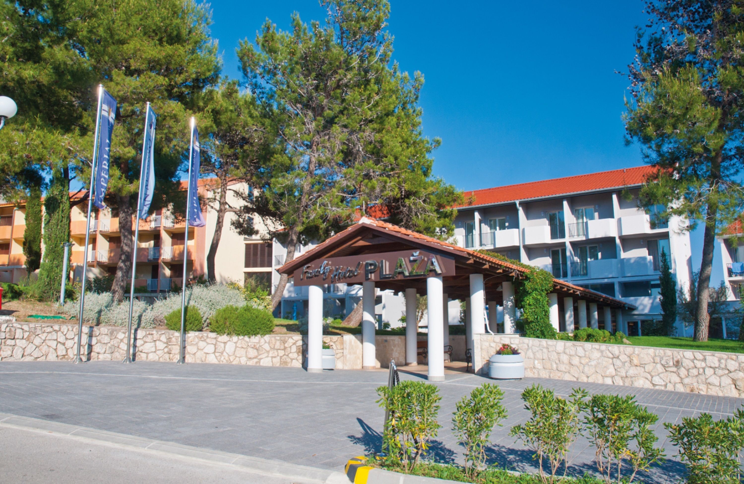 L'ingresso di un hotel con un cartello che riporta 