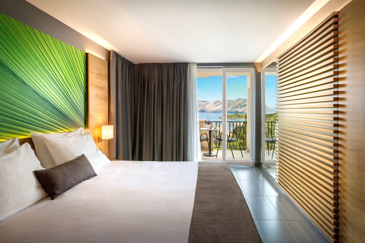 Suite for 2+3 - Plaza Hotel | Een bureau, beddengoed