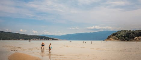 Gần bãi biển, ghế dài tắm nắng, dù trên bãi biển, bóng chuyền