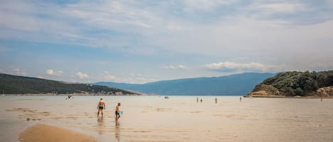 Una spiaggia nelle vicinanze, lettini da mare, ombrelloni, pallavolo