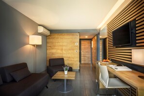 Suite for 2+3 - Plaza Hotel | Sala de estar | Televisión de 0 pulgadas con canales vía satélite 