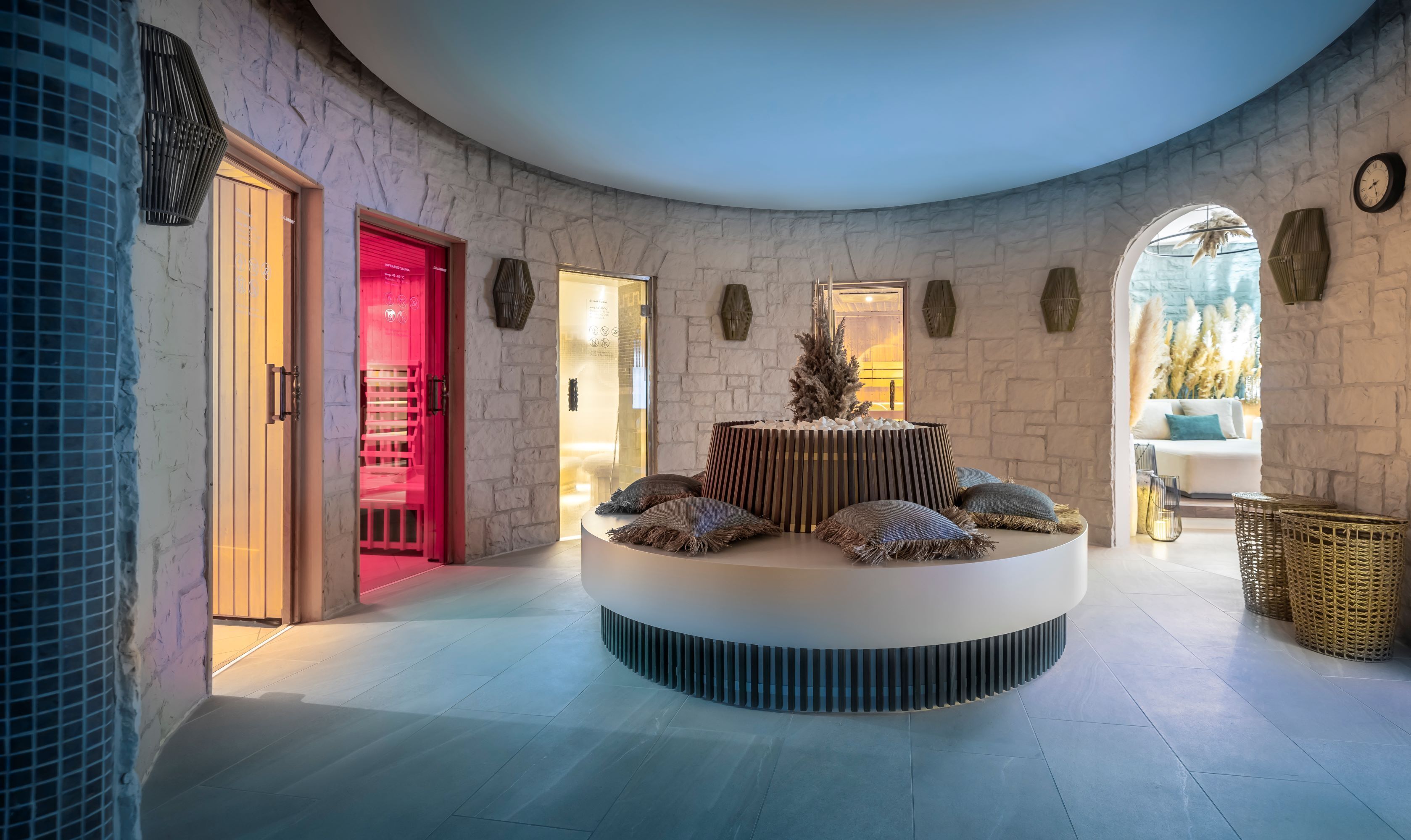 sauna, turkish bath/hammam, body treatments, aromatherapy, facials