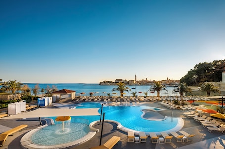 Una piscina techada, 2 piscinas al aire libre