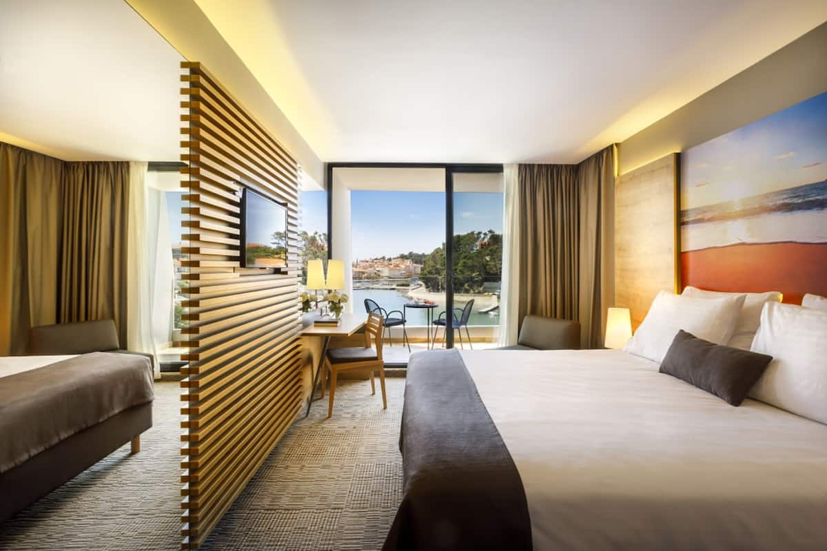 Room for 2+1 Seaview | Minibar, in-room safe, desk, WiFi (free)