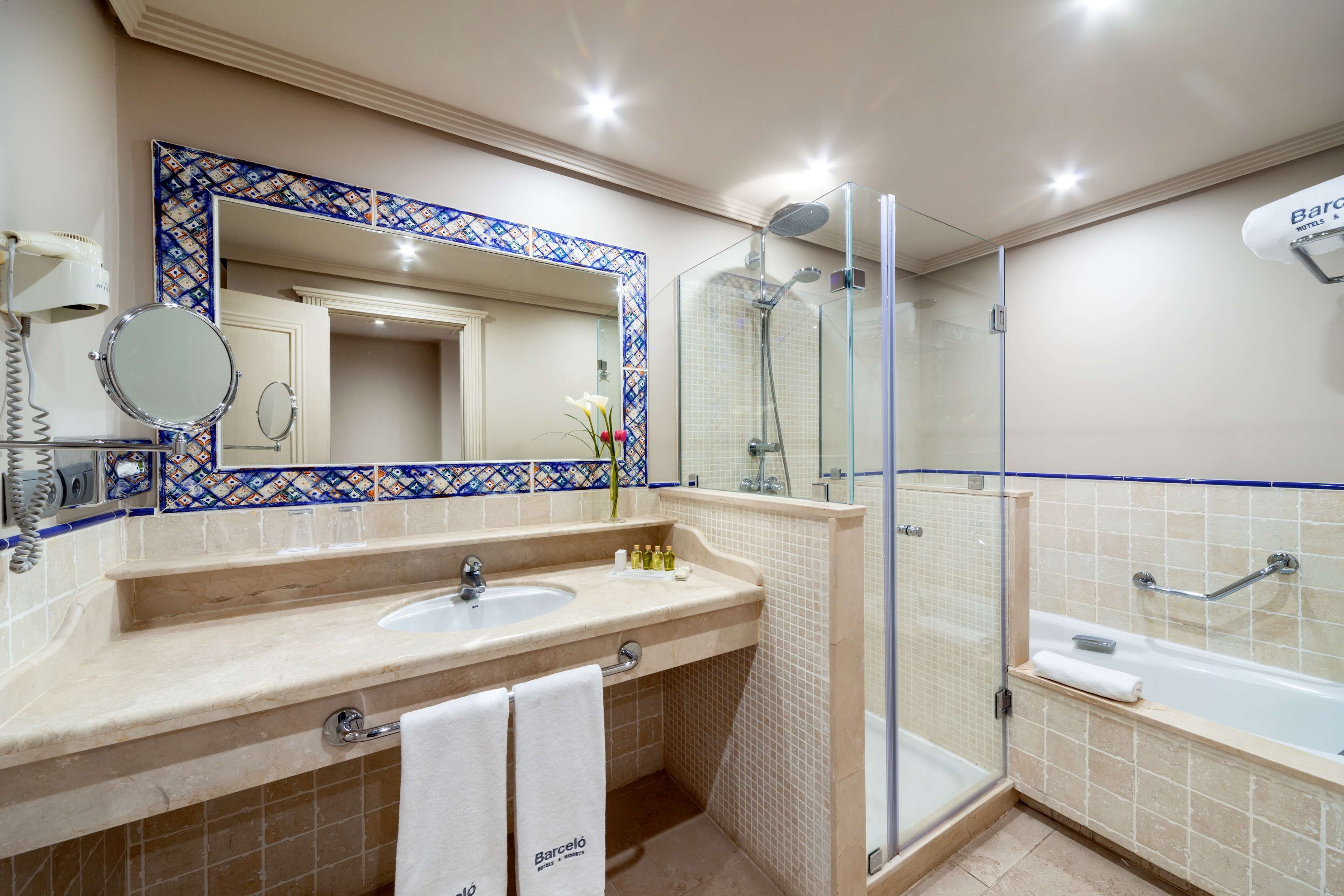 Un baño con dos lavamanos, ducha y bañera.