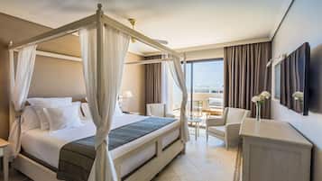 Suite (Club Premium) | Premium bedding, minibar, in-room safe, desk