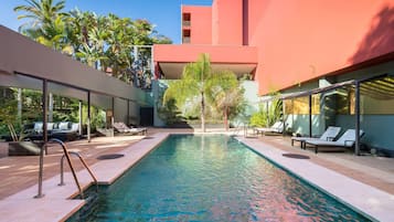 Una piscina al aire libre de temporada