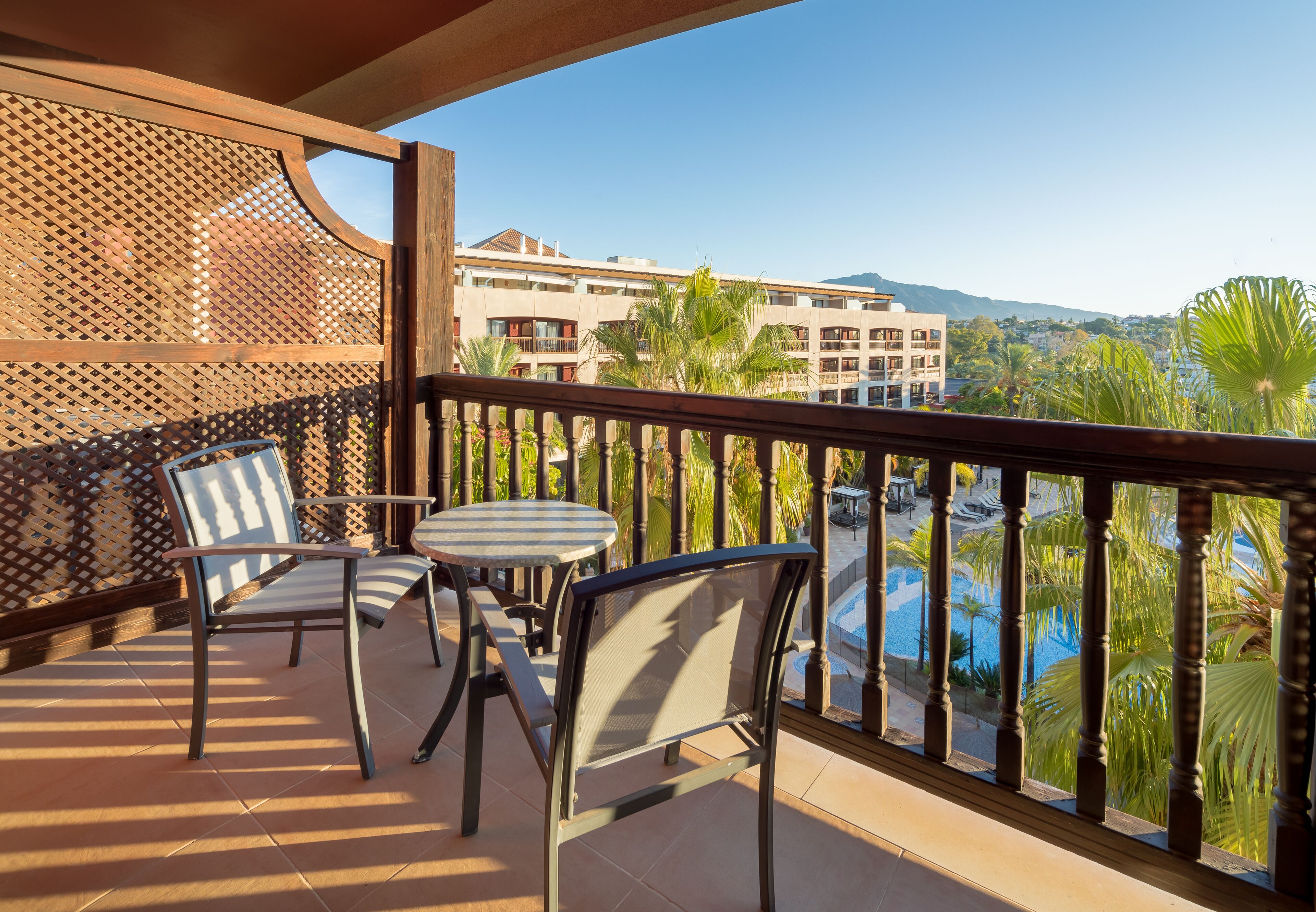 Luxe beddengoed, een minibar, een kluis op de kamer, een bureau