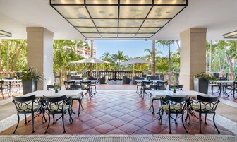2 restaurants; lunch and dinner served