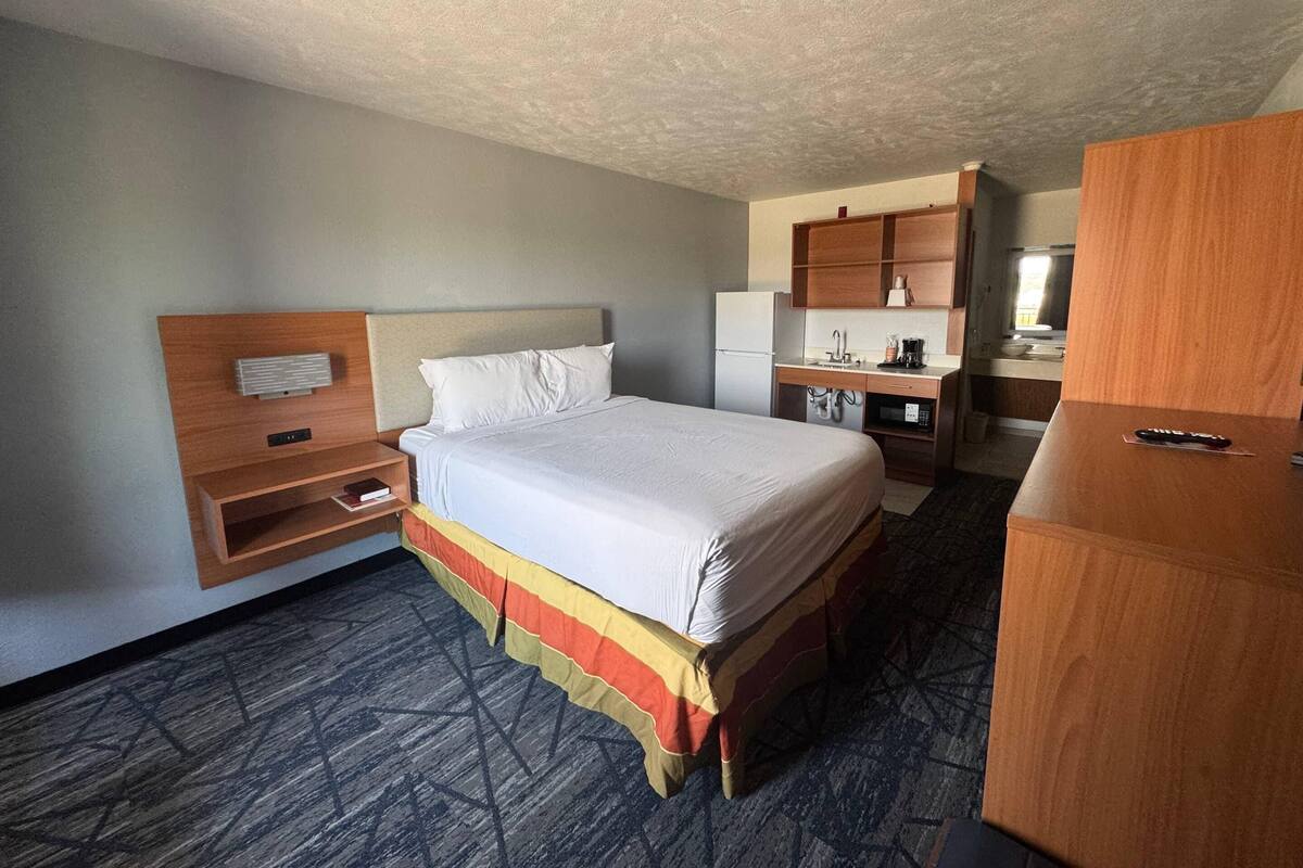 Room, 1 Queen Bed, Non Smoking (Efficiency) | Pillow-top beds, blackout curtains, iron/ironing board (on request)