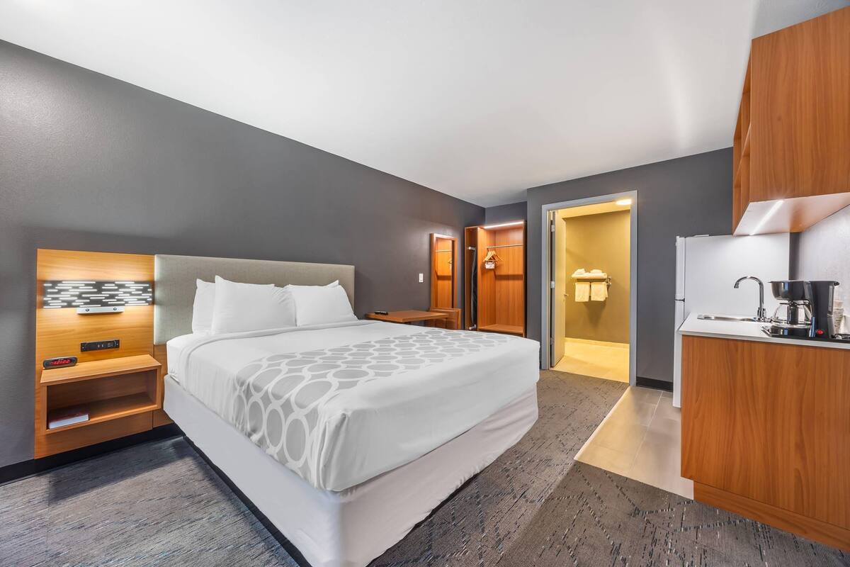 Room, 1 Queen Bed, Accessible, Non Smoking | Pillow-top beds, blackout curtains, iron/ironing board (on request)
