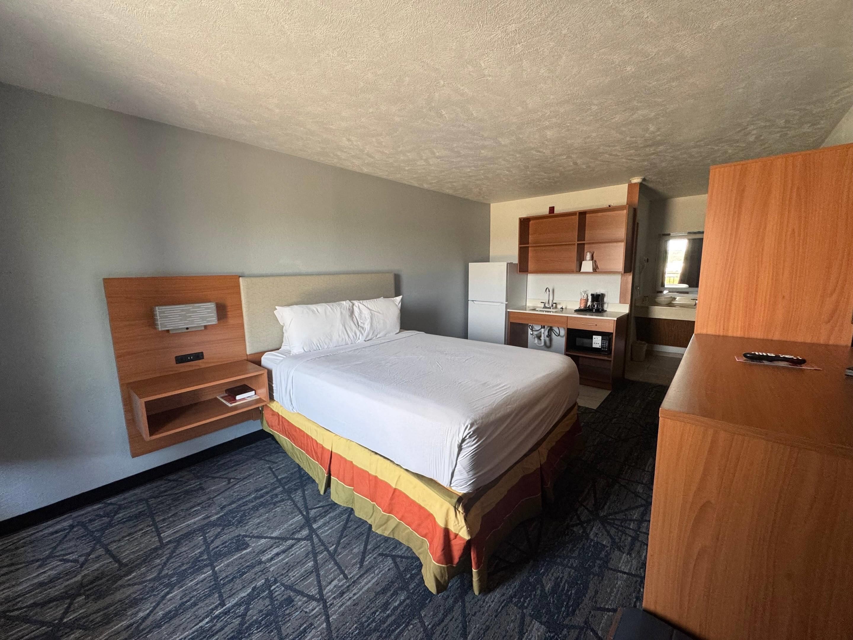 ห้องพัก, เตียงควีนไซส์ 1 เตียง, ปลอดบุหรี่ (Efficiency) | เตียงพร้อมฟูกเสริมที่นอน, ผ้าม่านกันแสง, เตารีด/โต๊ะรีดผ้า, Wi-Fi ฟรี