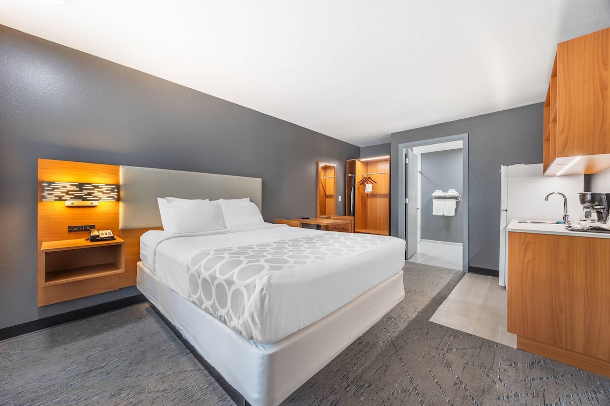 Camas con pillow-top, cortinas blackout y tabla de planchar con plancha