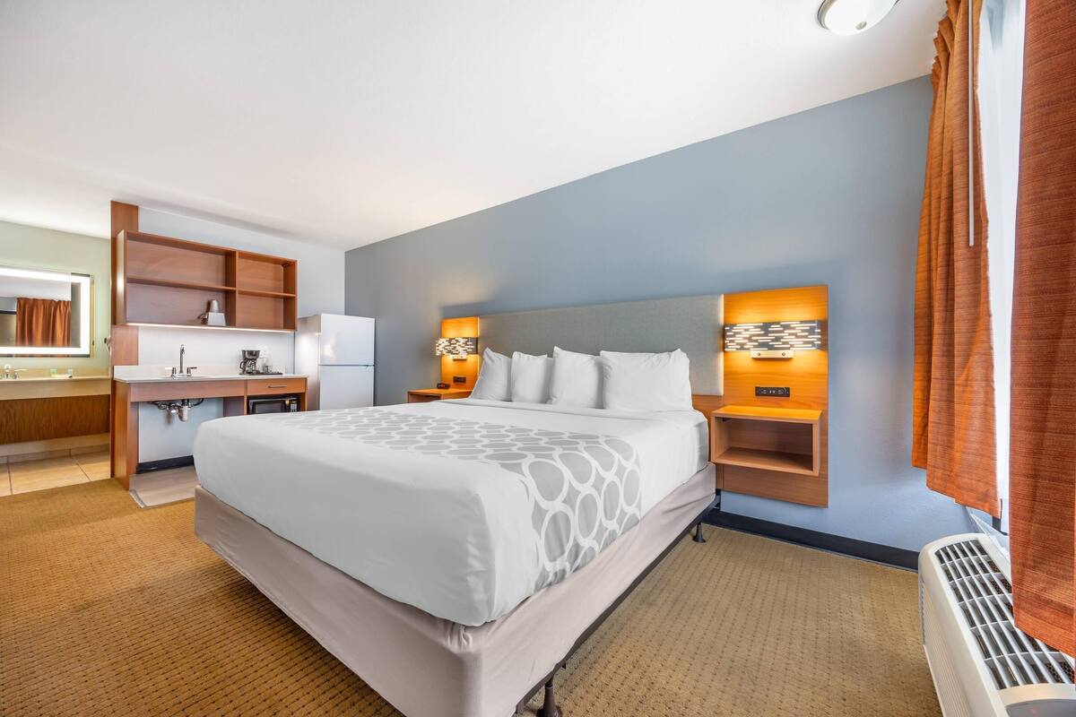 Room, 1 King Bed, Non Smoking | Pillow-top beds, blackout curtains, iron/ironing board (on request)