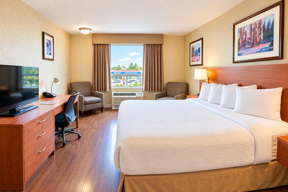 Standard Room, 1 King Bed, Non Smoking | Iron/ironing board, WiFi (free), bed sheets