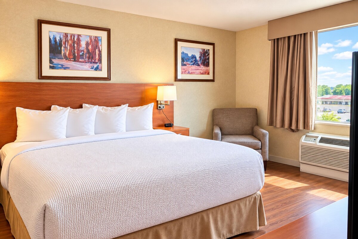 Suite, 1 Twin Bed, Non Smoking, Hot Tub | Iron/ironing board, WiFi (free), bed sheets