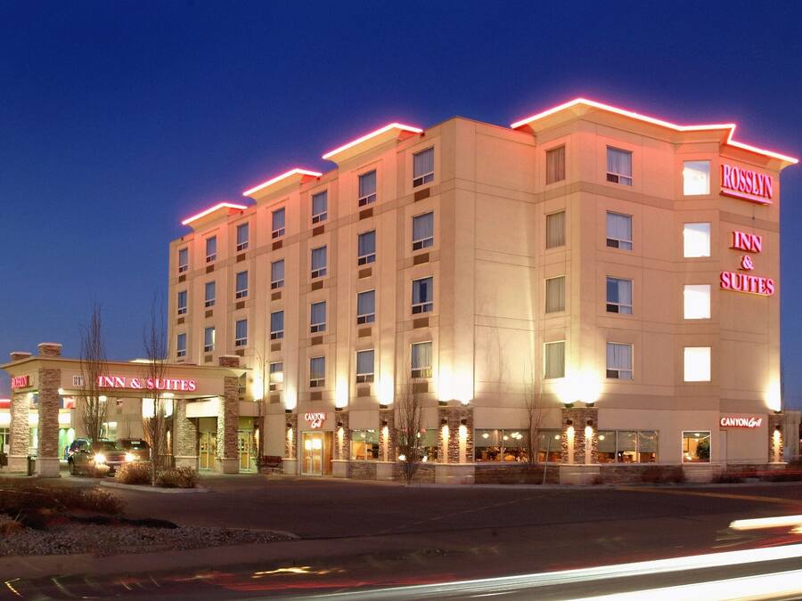 Fachada de la propiedad por la tarde o noche