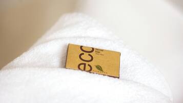 Una caja marrón pequeña con la etiqueta 'eco facial bar' sobre una toalla blanca.