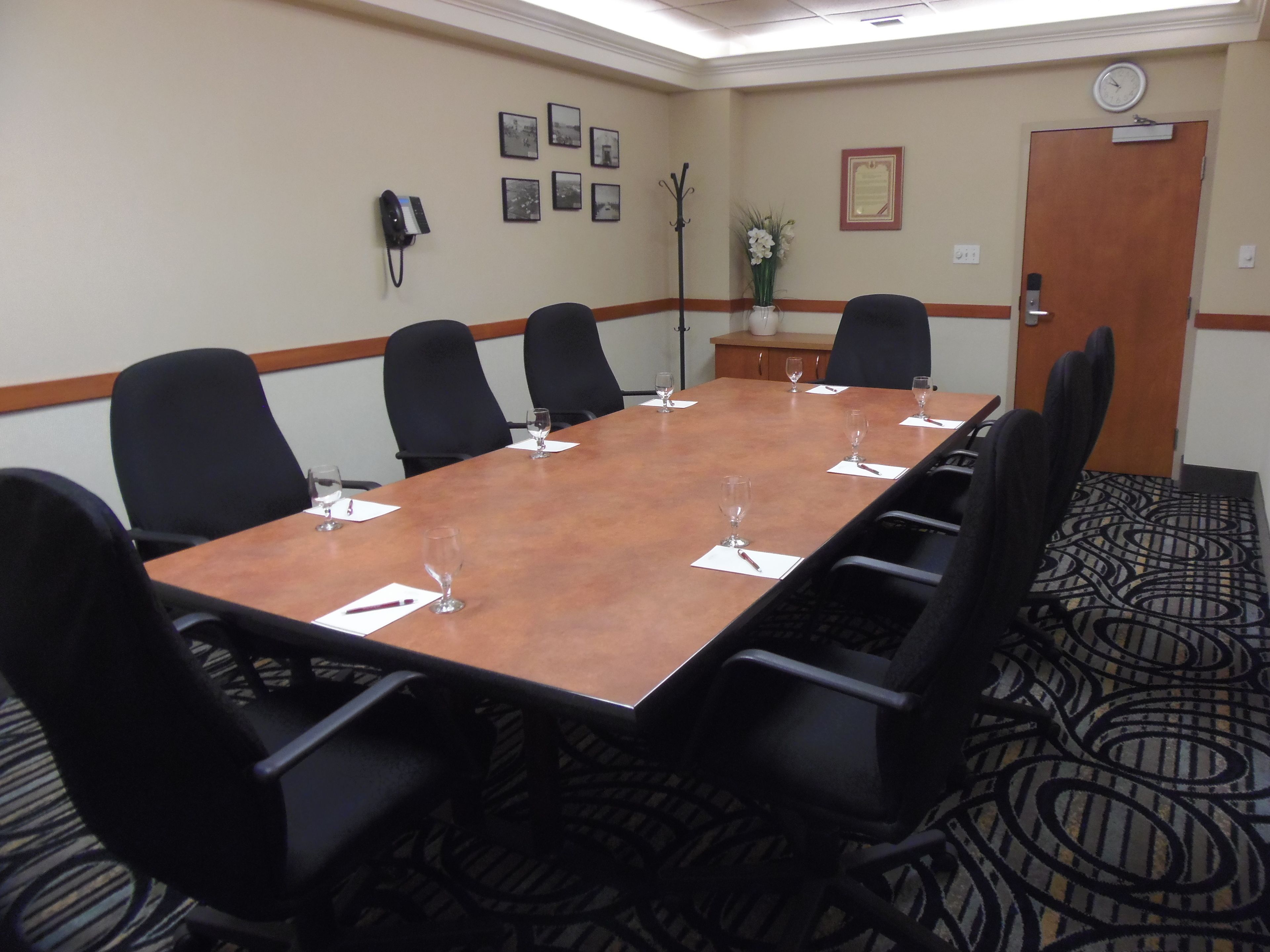 Photo - Rosslyn Inn & Suites