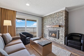 Escritorio, tabla de planchar con plancha, wifi gratis y ropa de cama 