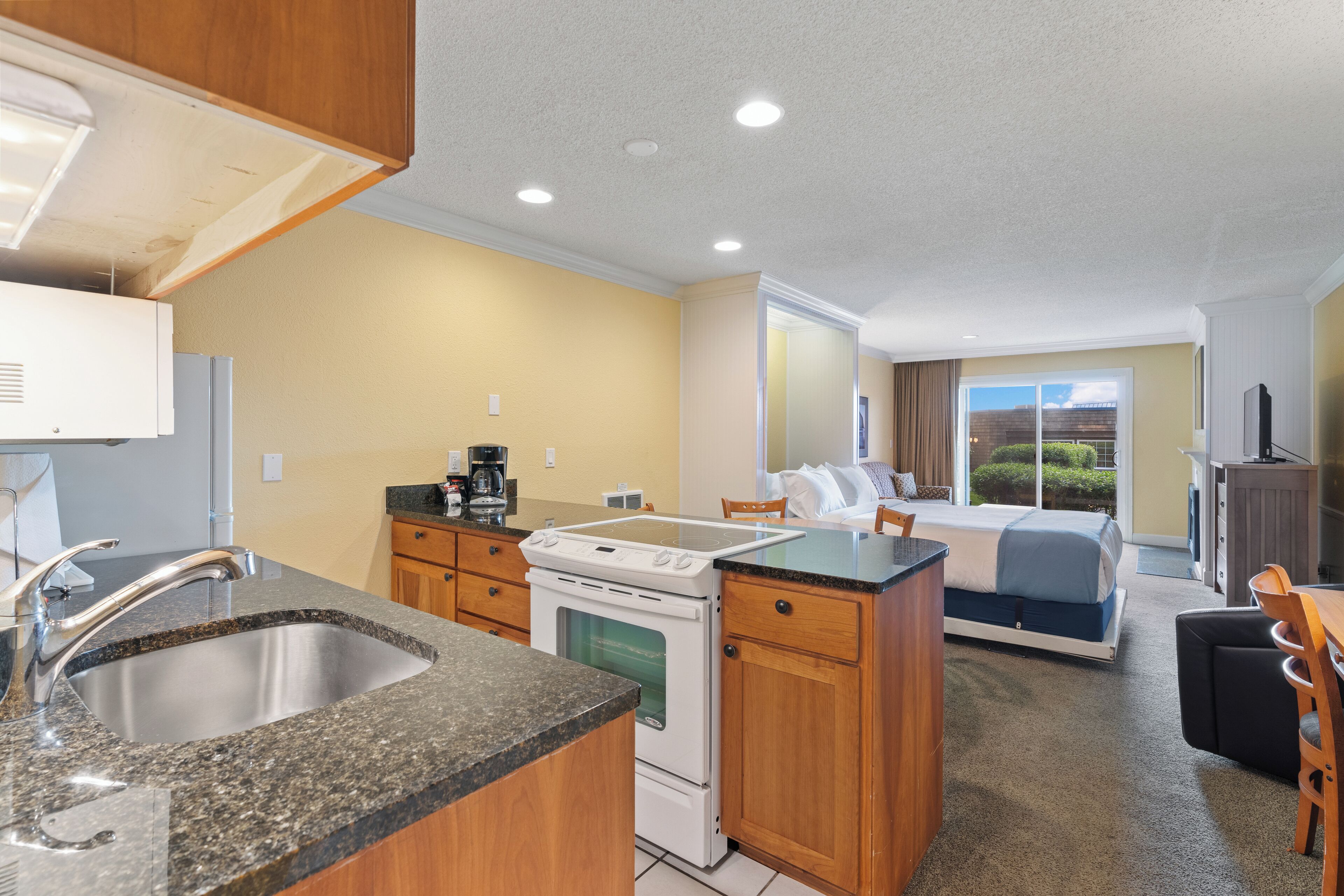 suite, 2 queen beds, ocean view (oceanfront 1 bedrm suite pet friendly) | private kitchen | coffee/tea maker